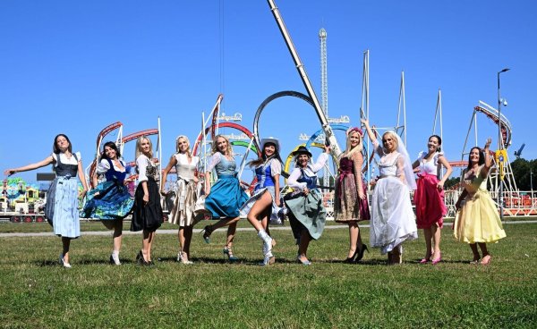 Blau, Gelb oder Rot? Bei der Farbwahl können Dirndlträgerinnen ganz nach dem eigenen Geschmack gehen. Hier die Oktoberfest Dirndl-Trends beim Dirndlgipfel 2024 vor der Achterbahn auf der Theresienwiese. - © Felix Hörhager/dpa/dpa-tmn