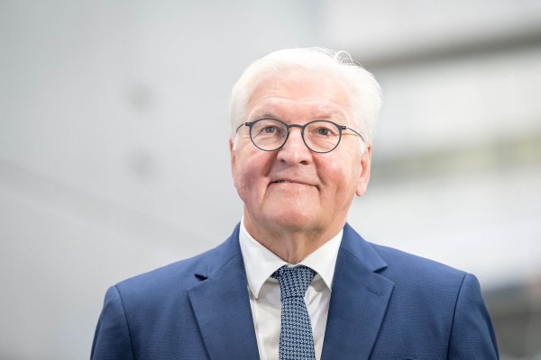 Bundespräsident Frank-Walter Steinmeier würdigt Günter Netzer als prägenden Spielmacher seiner Zeit. - © Sina Schuldt/dpa