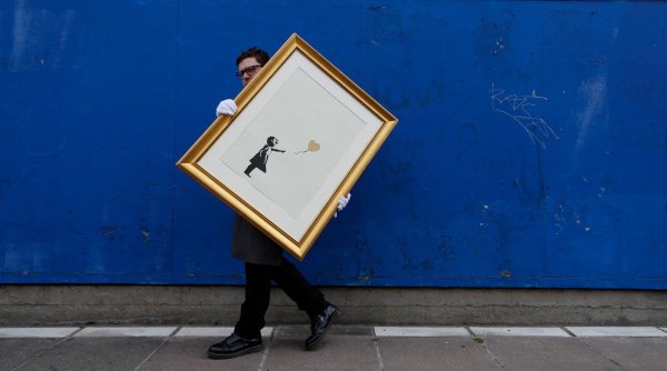 «Girl With Balloon» ist eines der bekanntesten Werke des Künstlers. (Archivbild) - © Kirsty Wigglesworth/AP/dpa