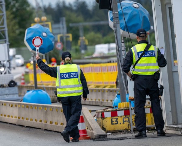 Von Montag an soll an allen deutschen Landgrenzen kontrolliert werden. - © Peter Kneffel/dpa