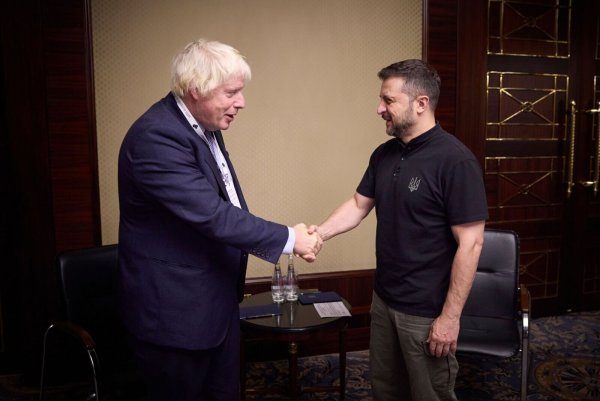 Alte Freunde: Selenskyj hat den britischen Ex-Premier Boris Johnson empfangen (aktuelles Foto). - © Uncredited/Ukrainian Presidential Press Office/AP
