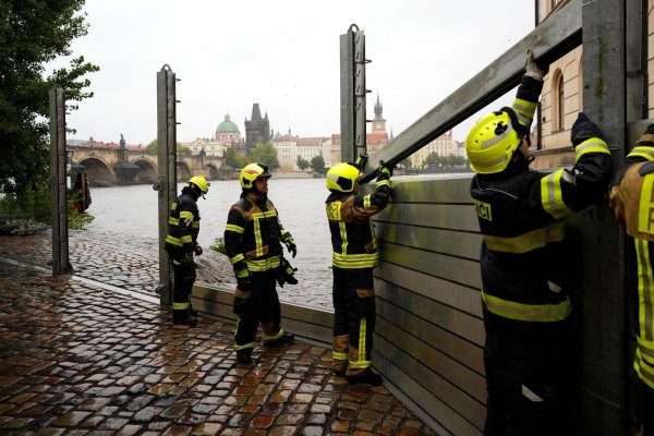 Feuerwehrleute in Tschechiens Hauptstadt Prag treffen Vorbereitungen angesichts vieler Regenmassen. - © Petr David Josek/AP
