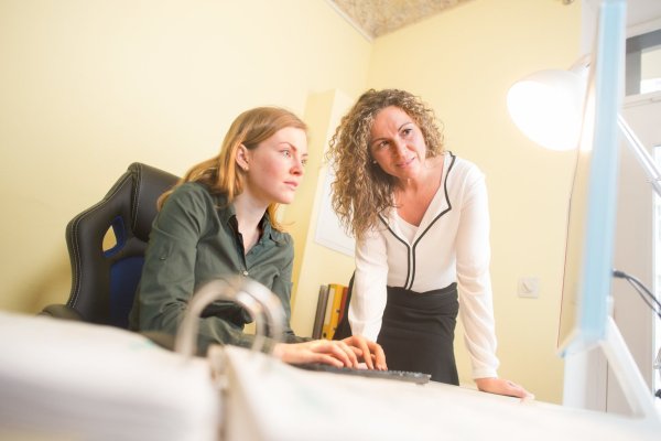 Alt und Jung am Arbeitsplatz - © Foto: Klaus-Dietmar Gabbert/dpa-tmn