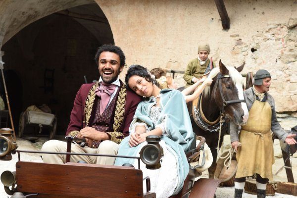 Die Schauspieler Kristin Alia Hunold (Rolle Prinzessin Sophia) und Langston Uibel (Sophias Bruder Berthold) während einer Drehpause am Set. - © Ursula Düren/dpa