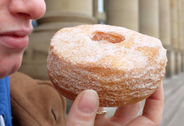 Vor zehn Jahren eroberte der «Cronut» die Welt im Sturm. - © Bernd Weissbrod/dpa