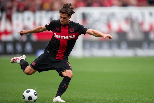 Leverkusens Jonas Hofmann spielt den Ball. - © Marius Becker/dpa