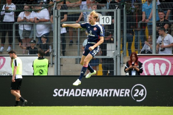 Der Düsseldorfer Vincent Vermeij feiert seinen Treffer zum zwischenzeitlichen 3:0. - © Steven Mohr/Eibner-Pressefoto/dpa
