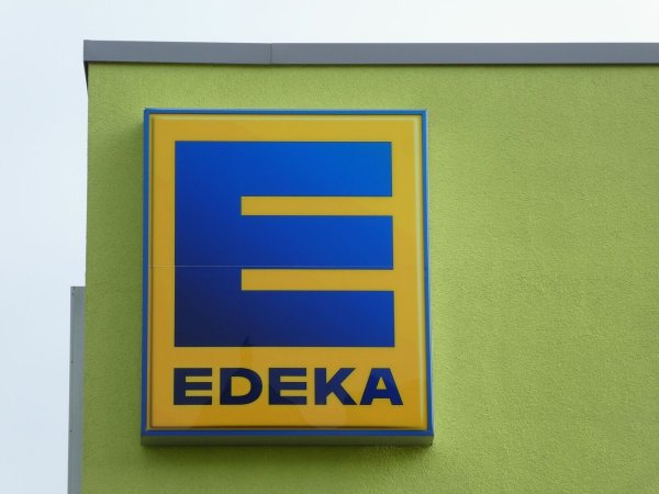 Edeka will die Saft-Flaschen mit AfD-Aufdruck nicht in die Regale lassen. - © dpa
