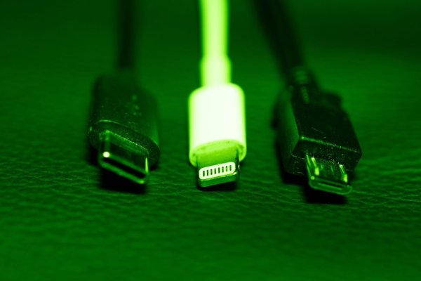 Ladebuchsen in Elektrogeräten - © Foto: Mohssen Assanimoghaddam/dpa