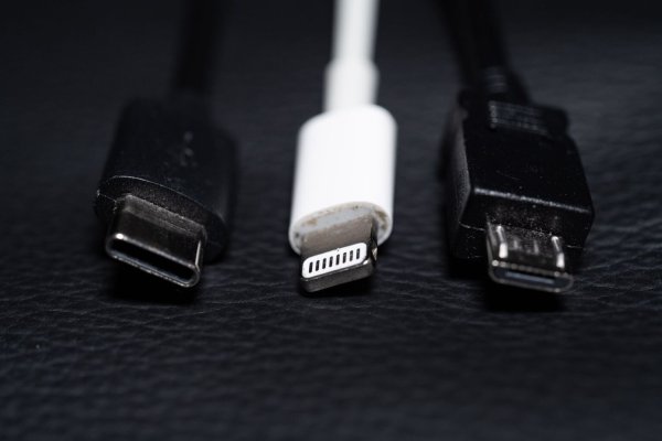 Ladebuchsen in Elektrogeräten - © Foto: Mohssen Assanimoghaddam/dpa