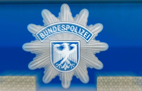 Der Schriftzug Bundespolizei ist auf einem Einsatzwagen zu sehen. - © Matthias Rietschel/dpa-Zentralbild/ZB