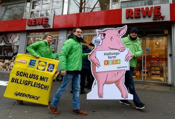 Greenpeace-Protest gegen Billigfleisch - © Foto: Roberto Pfeil/dpa