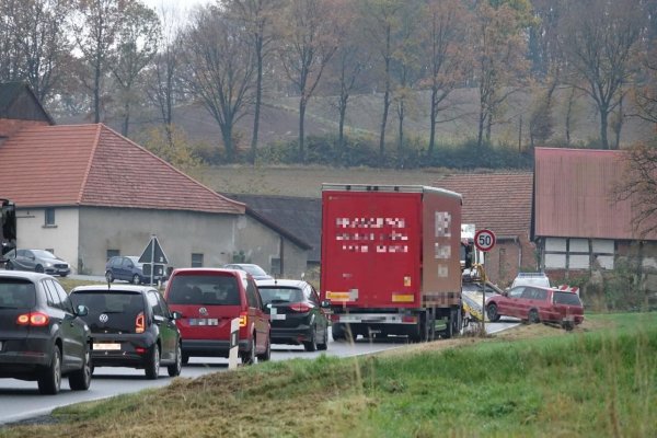Eine Frau ist zwischen Hohenhausen und Bavenhausen von der Fahrbahn abgekommen. - © Axel Bürger