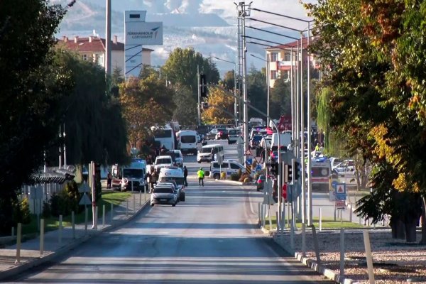 Die Türkei reagiert auf den Anschlag mit Luftangriffen im Nordirak und in Syrien. - © Uncredited/IHA/AP/dpa