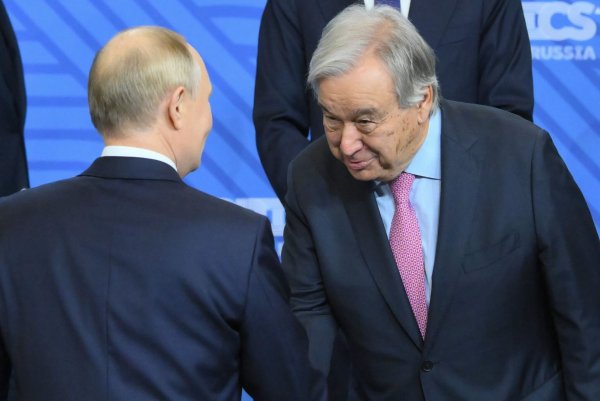 Wegen eines Händedrucks mit Kremlchef Wladimir Putin zieht UN-Generalsekretär Antonio Guterres Kritik auf sich. - © Grigory Sysoyev/brics-russia2024.ru/AP