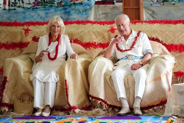 In sommerlichem Outfit zeigten sich Charles und Camilla am ersten Tag des Besuchs. - © Aaron Chown/PA Wire/dpa