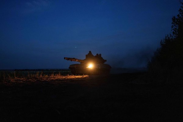 Die ukrainischen Verteidiger stehen an der Front im Osten ihres Landes schwer unter Druck. (Archivbild) - © Evgeniy Maloletka/AP/dpa