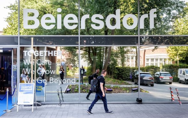 Der Hamburger Konsumgüterkonzern Beiersdorf hält an seinen Jahreszielen fest. - © Markus Scholz/dpa
