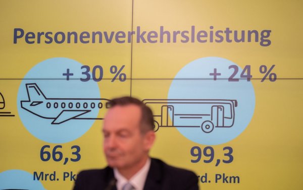 Laut der aktuellen Verkehrsprognose der Bundesregierung bleibt die Straße auch 2040 der dominierende Verkehrsträger. - © Michael Kappeler/dpa
