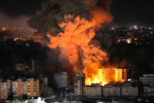 Israels Luftwaffe nimmt weiter Ziele im Libanon unter Beschuss. - © Hussein Malla/AP/dpa