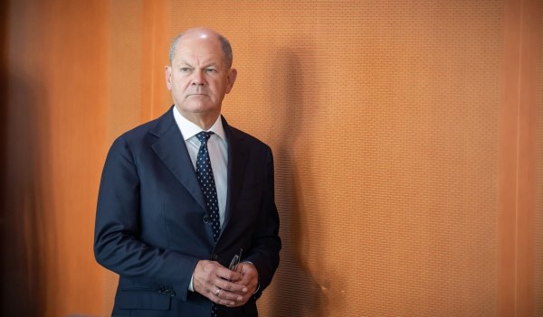 Bundeskanzler Olaf Scholz (SPD) wirbt für eine Fortsetzung der Ampel-Koalition trotz aller Schwierigkeiten. - © Michael Kappeler/dpa