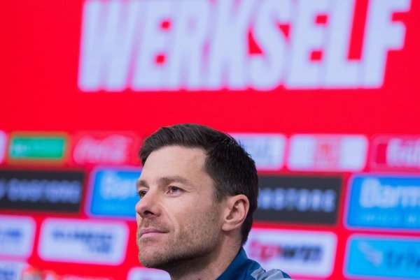 Bayer Leverkusen vor dem Spiel gegen den 1. FSV Mainz 05. Trainer Xabi Alonso sitzt in einer Pressekonferenz. - © Rolf Vennenbernd/dpa