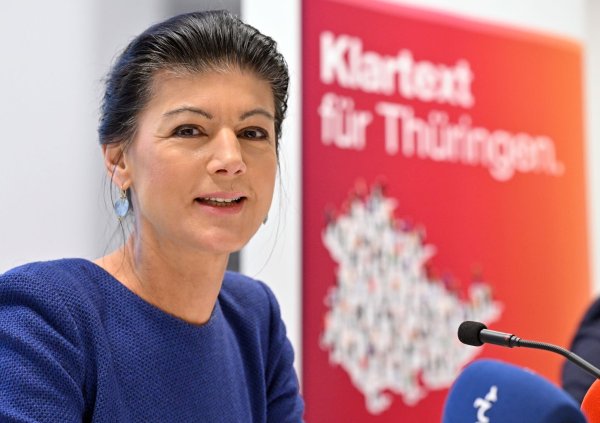 Sahra Wagenknecht (BSW) stellt in Erfurt eine Kampagne ihrer Partei für die Landtagswahl am 1. September in Thüringen vor. - © Martin Schutt/dpa