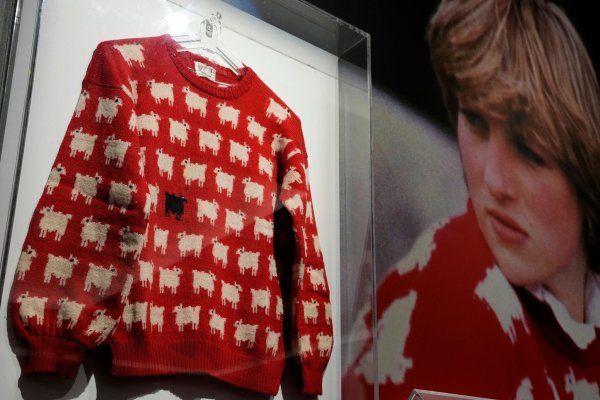 Der Pullover von Prinzessin Diana ist im Auktionshaus Sotheby\'s in London ausgestellt. - © Frank Augstein/AP