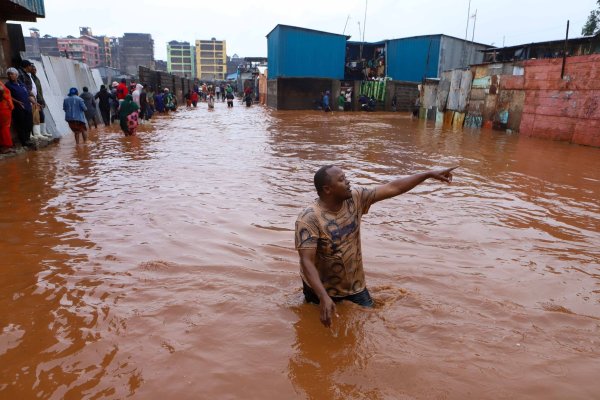 Ein Mann watet in Nairobi durch das Hochwasser. - © Joy Nabukewa/XinHua/dpa