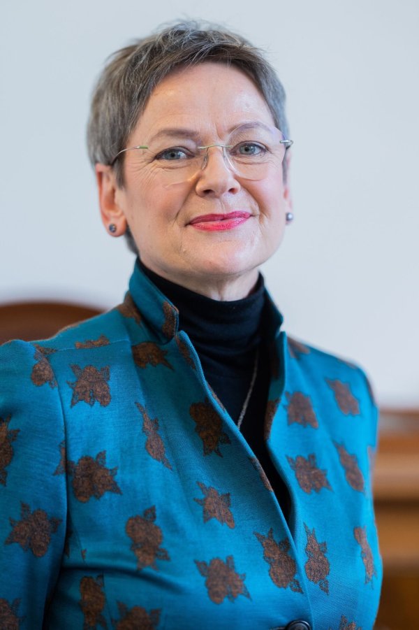 Frauke Gerlach, Direktorin des Grimme Instituts, steht bei der Bekanntgabe von Gewinnern der Grimme-Preise im Kölner Filmhaus. - © Rolf Vennenbernd/dpa/Archivbild