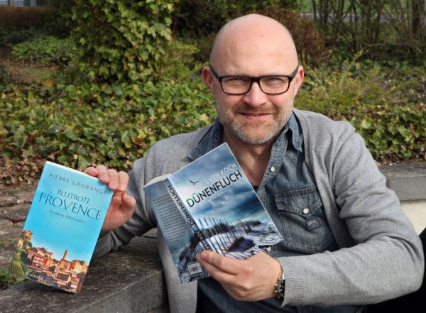 In Personalunion: die Autoren Sven Koch und Pierre Lagrange mit den beiden druckfrischen Krimis. - © Bernhard Preuss