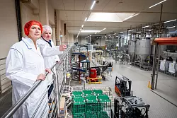 Blick ins Oetker-Werk in Oerlinghausen: Im vergangenen Jahr war NRW-Verbraucherministerin Silke Gori&szlig;en zu Gast. - &copy; Sarah Jonek