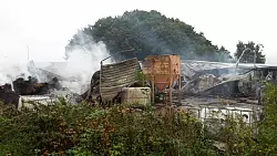 Zerst&ouml;rt: Das Geh&ouml;ft in B&ouml;dexen ist vollst&auml;ndig abgebrannt. Am Morgen k&auml;mpft die Feuerwehr noch immer gegen Glutnester. - &copy; Liborius Schmidt