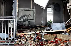Das Ungl&uuml;cks-Haus an der Engerschen Stra&szlig;e am Tag nach der Explosion. Alles liegt in Schutt und Asche, zwei Blumenvasen auf der Kommode haben der Explosion Stand gehalten, genau wie der Blumentopf hinten vor dem Fenster. - &copy; FOTO: WOLFGANG RUDOLF