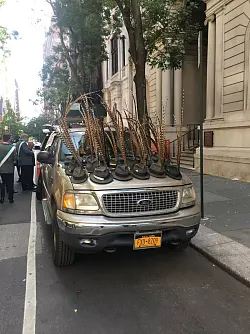 Notbehelf: Bei 33 Grad Celsius mussten die Oerlinghauser Schützen während der lange Wartezeit ihre Hüte ablegen. Auf der Motorhaube dieses Wagens fanden sie einen geeigneten Platz. - © Schützengesellschaft