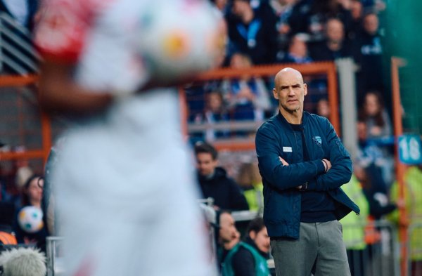 Bochums Trainer Thomas Letsch im Stadion. - © Bernd Thissen/dpa