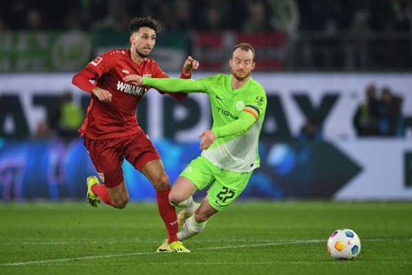Stuttgarts Atakan Karazor (l) spielt gegen Wolfsburgs Maximilian Arnold. - © Swen Pförtner/dpa