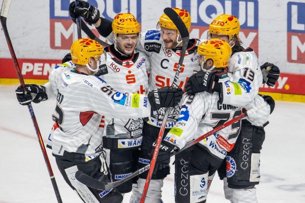 Die Fischtown Pinguins gehen als Tabellenerster in die DEL-Playoffs. - © Andreas Gora/dpa