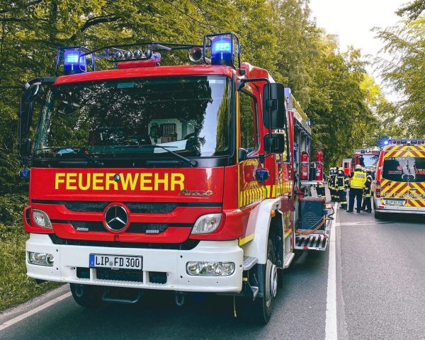 Auf der Augustdorfer Straße hat sich am Dienstagabend ein Unfall ereignet. - © Feuerwehr Detmold
