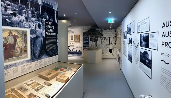 Ein Panoramablick in den letzten Raum der stadtgeschichtlichen Dauerausstellung. Hier geht es um die Kurstadt im 20. Jahrhundert. - © Alexandra Schaller
