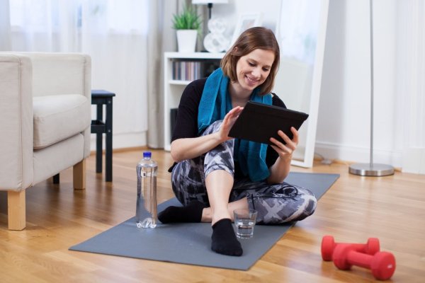 Krankengymnastik: Videobehandlung ist weiterhin möglich - © Foto: Christin Klose/dpa-tmn