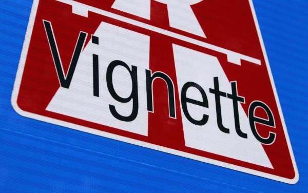 Das Zeichen einer Vignette - © Foto: Karl-Josef Hildenbrand/dpa/dpa-tmn