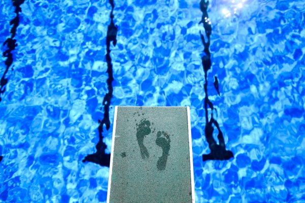 Sicherheit im Freibad für alle - das ist das Ziel. - © Julian Stratenschulte/dpa