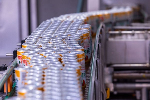 Dosenbier wird wieder häufiger gekauft. (Archivbild) - © Jens Büttner/dpa