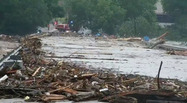 Die Polizeibehörde sprach von einem «katastrophalen Hochwasser». - © -/KSAT/AP/dpa