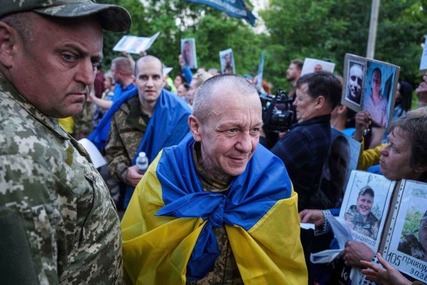 Freigelassene ukrainische Kriegsgefangene nach einem Austausch (Archivbild) - © Evgeniy Maloletka/AP/dpa
