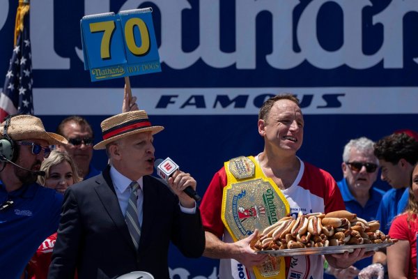 Joey Chestnut (r) schaffte das Comeback beim Hot-Dog-Wettessen, - © Yuki Iwamura/AP/dpa