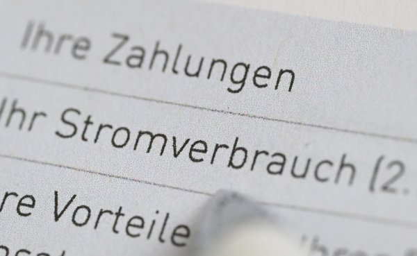 Die Kritik am Beschluss der Bundesregierung, die Stromsteuer nicht für alle Bürger und kleine Firmen zu senken, sorgt für Verärgerung. - © Bernd Weißbrod/dpa