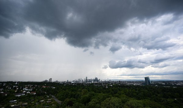 Regen zieht ab Sonntag in Deutschland auf. (Archivbild) - © Arne Dedert/dpa