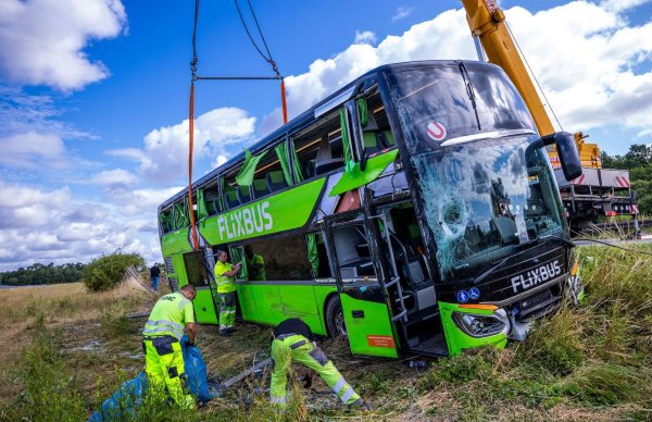Per Kran sollte der verunfallte Bus geborgen werden. - © Jens Büttner/dpa